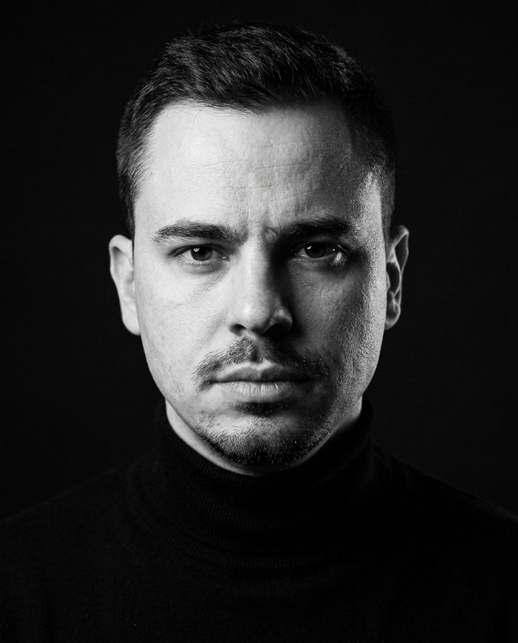 Retrato editorial em preto e branco com luz lateral